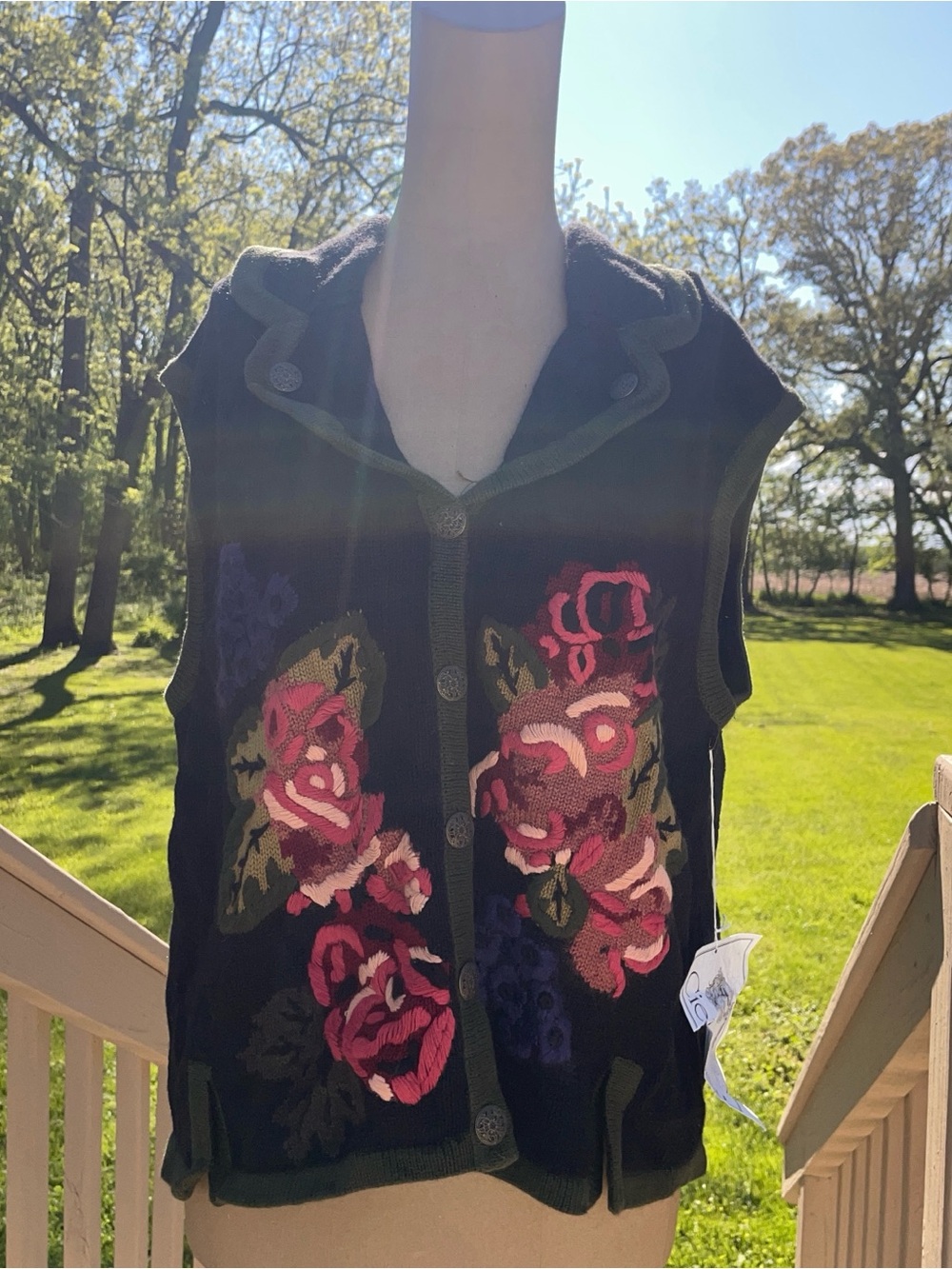 Cottage/Grandma CORE floral embroidered detail, metal buttons,‎ slit sides
